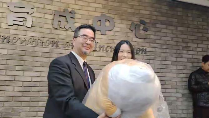 不受绿营侧翼“围攻”影响，大陆师生今和长庚大学学生其乐融融打气球

由马英九基金