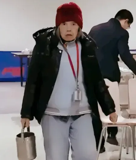 你敢相信吗？眼前这位80多岁还带着工牌排队打饭的老奶奶，是让我国航母，歼20，北