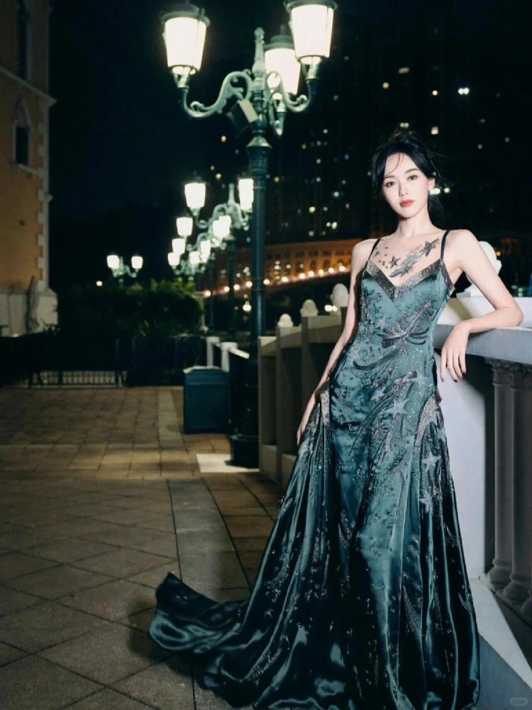 唐嫣妆造是开窍了吗？墨绿礼服秀出完美身材