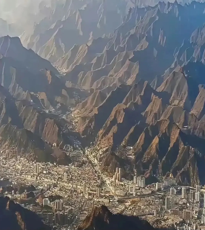 这是哪座城市？都被大山包围