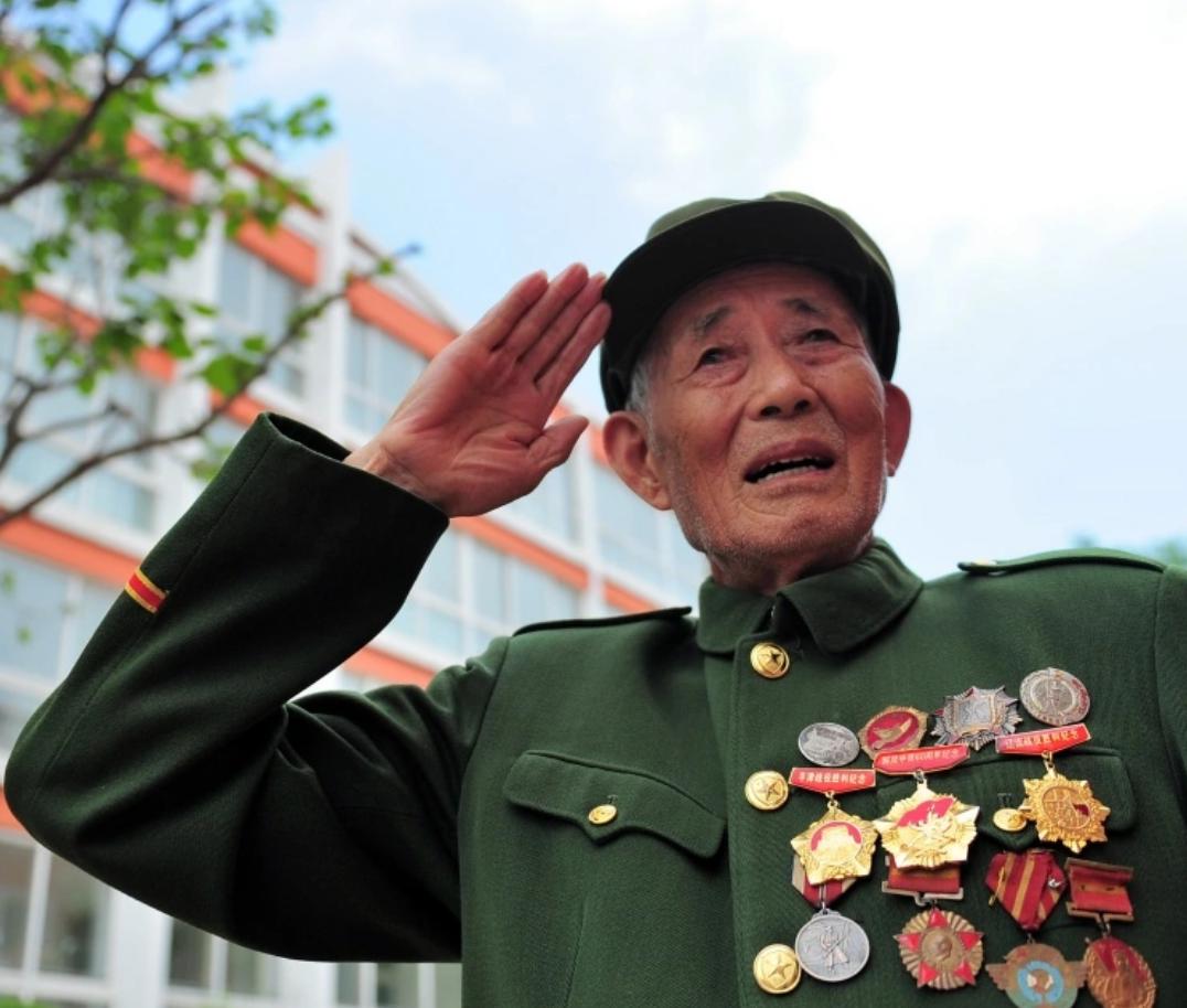 2005年，张德胜在收废品时，发现了一篇文章，文章中的人名、地址等信息都符合自己