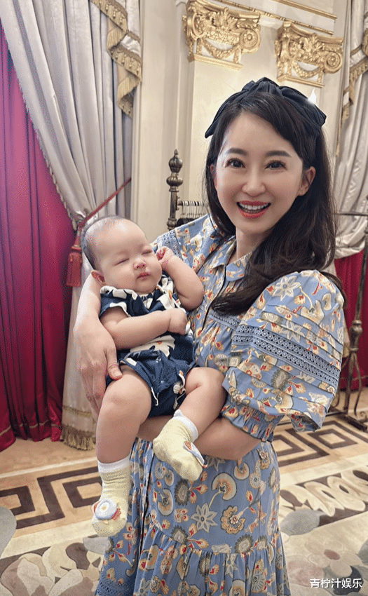 金龟子外孙百日宴，年迈的公婆出镜，亲家母现身优雅朴素又卑微（金龟子女儿个人资料）-第3张图片-九妖电影