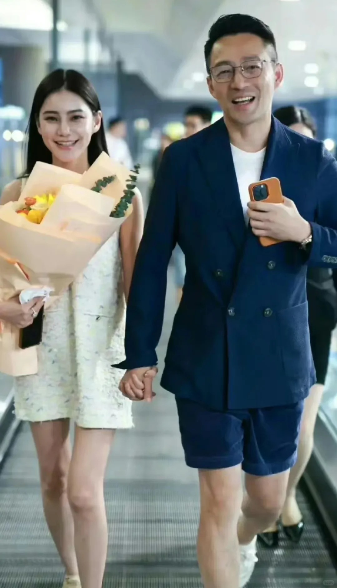 又幸福了！汪小菲夫妇亲吻照

汪小菲夫妇婚后亲吻照曝光！Mandy搂老公脸亲吻，