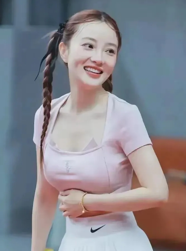 李小璐，虽然因为做头发的事让人喜欢不起来，
但她都43岁了，这身材这颜值真是让人