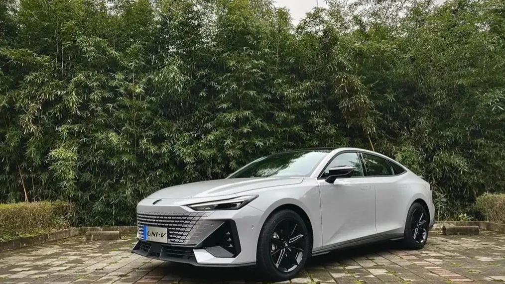 12万买国产顶配迈巴赫，成为名副其实的捡漏王，开出门回头率超高！长安UNI-V！