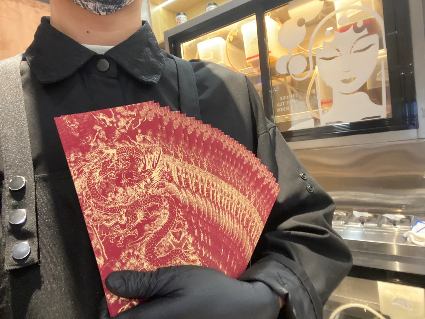 来了霸王茶姬上班才知道！
来上班才知道霸王茶姬这么干净 手都给我干烂了
还有就是