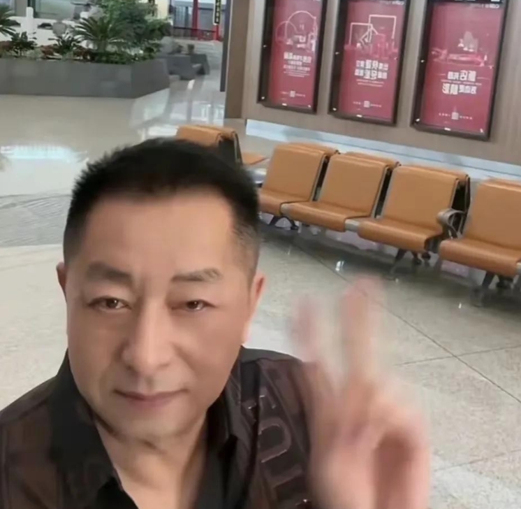 汪大爷忙活起来了！笑得嘴都合不拢！没想到，心心念念的大孙子回来了！

他年轻时守