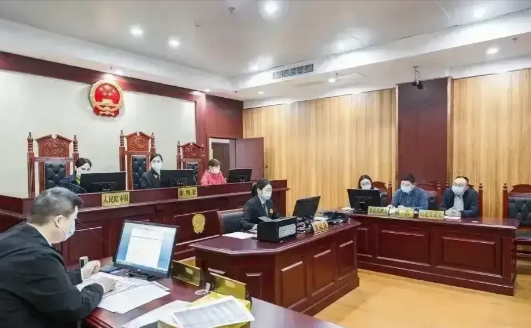 广东海丰，一男子与女朋友通宵喝酒至凌晨5点，在喝醉的情况下坚持开车回家。没想到车