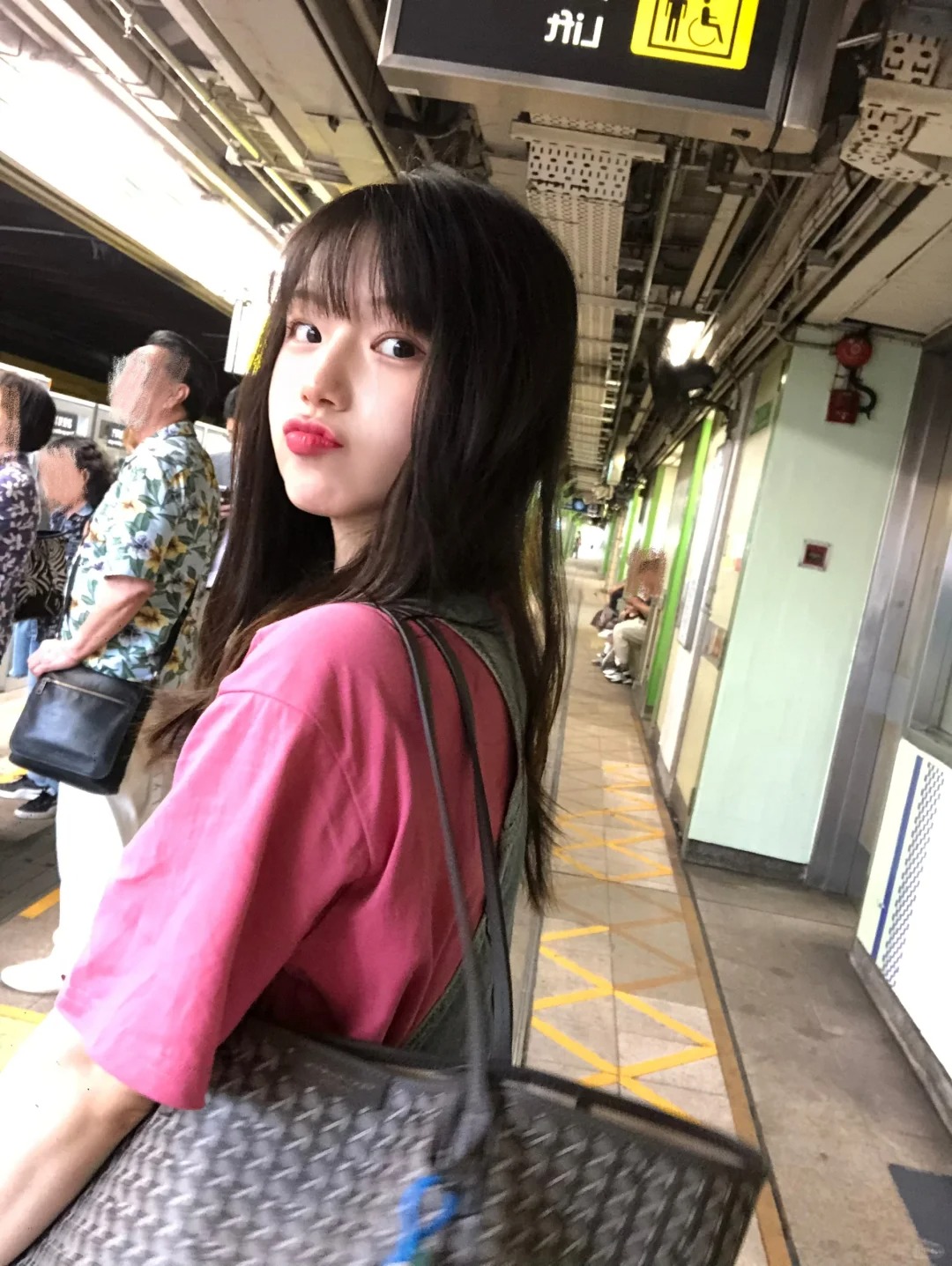 我们e人在地铁上是这样的
#日常拍照 今天来hk取票 幸福的一天 大拍一天 还打