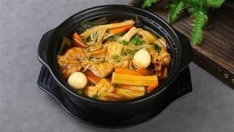 记者曝光“毒砂锅”！用它煲汤就是煲“毒汤”，许多人家里还在用