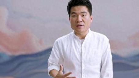 与辉同行的评论区全是英文，董宇辉回复的评论很搞笑