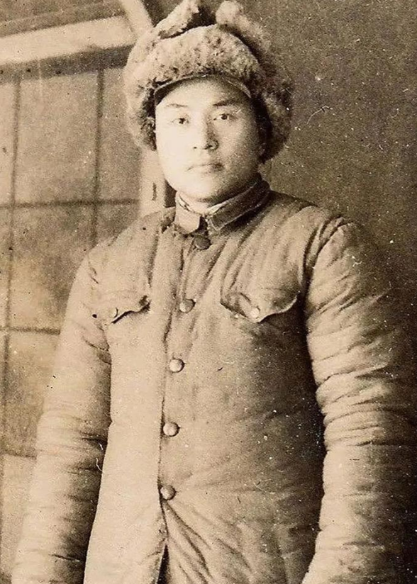 1942年，侦察股长凌少农，私下向日本人购买布料，对方说：“你看起来像军人？”凌