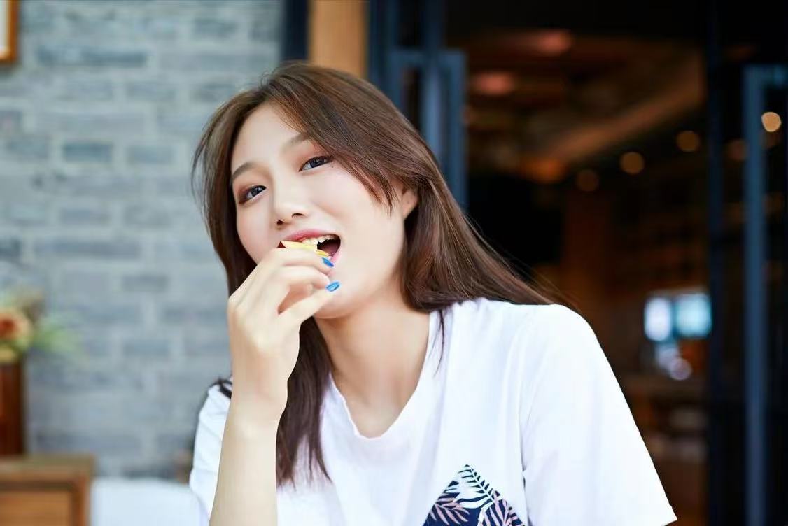 虾和蚌同时考了一百分，老师表扬蚌：“蚌，你很棒！” 虾在一旁不服气地说：“老师，