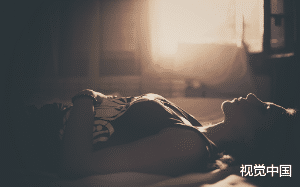 因家人重病不想拖累他，选择分手，五年后重逢，他是大明星，而我只是个小主播，他恨我，可他不知道我快死了