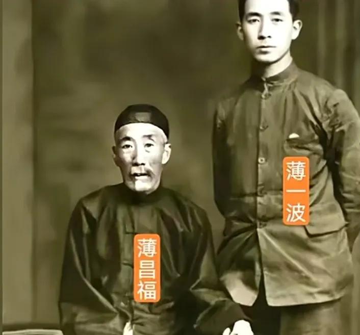青年时的薄一波与父亲合影父子俩长得太像了！不幸的是，在他60岁时父亲离世照片中的
