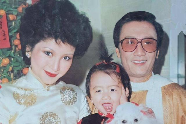 1979年，43岁的谢贤迎娶了28岁的狄波拉，新婚之夜，拉姑问谢贤：想不想要儿子