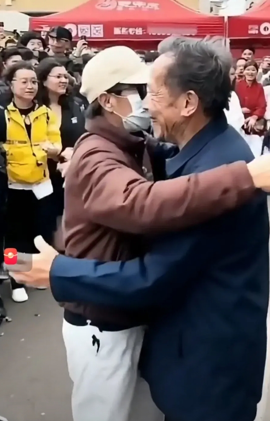 正月初二全红婵离开迈合村时和爷爷拥抱的照片，看哭了无数人。
全红婵结束了短暂年假