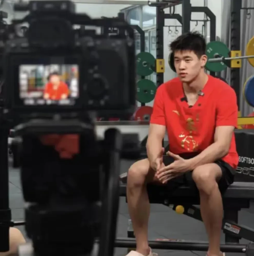 潘展乐太耿直了吧[大笑]

主持人：“你的择偶标准是什么？”
​
潘展乐：“这是