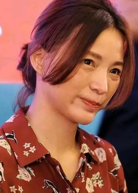 天呐，你敢相信这是曾经那个，轰动一时的中央一姐吗？你能一眼认出她是谁吗？