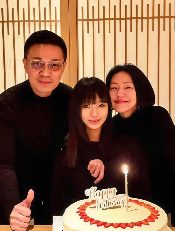 小S的大女儿眉毛，发量，嘴唇，身材
都遗传到S家的好基因
尖尖的下巴比妈妈和爸爸