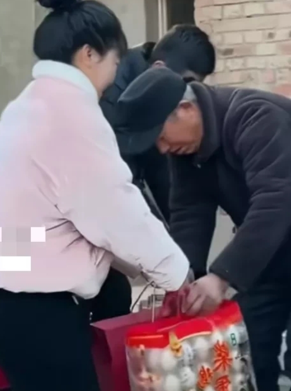 河南，二十多年前被一男子救下的小女孩如今已长大了，当时小女孩是溺水，恰巧男子路过