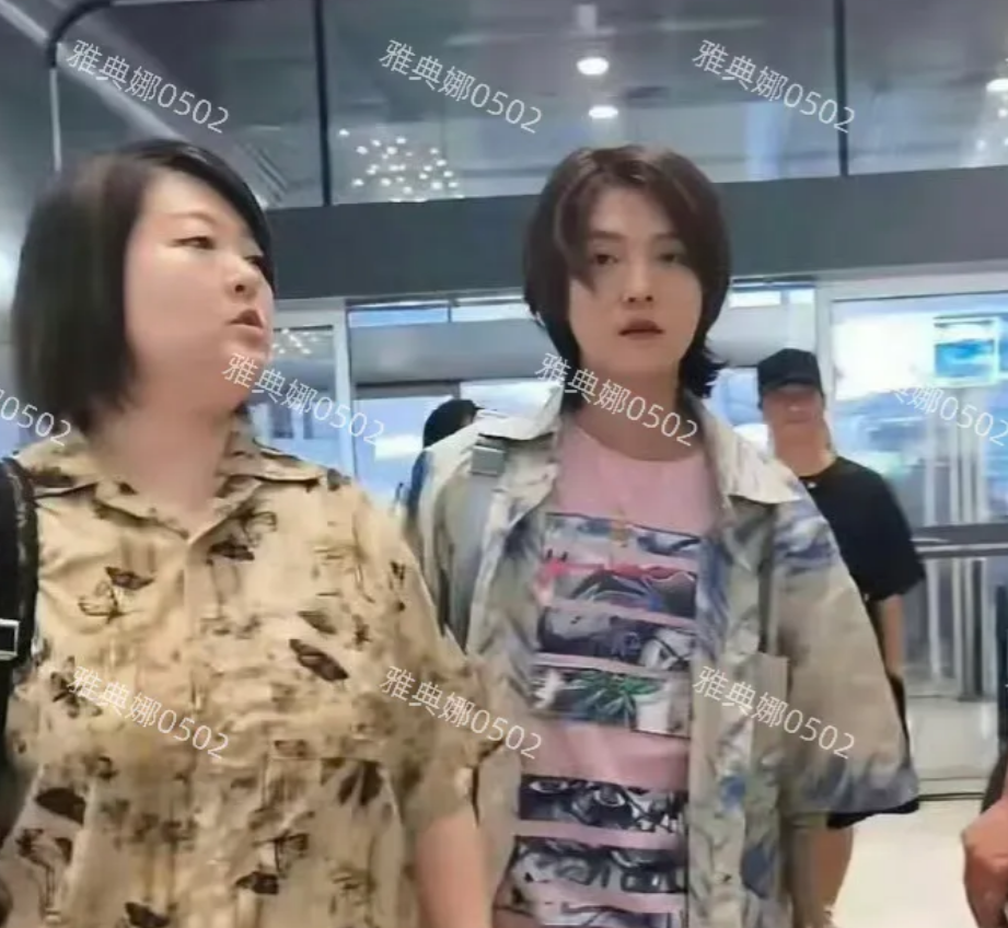 鹿晗这个发型姨味好重，好像关晓彤，两人稳定交往七年，越来越有夫妻相了。