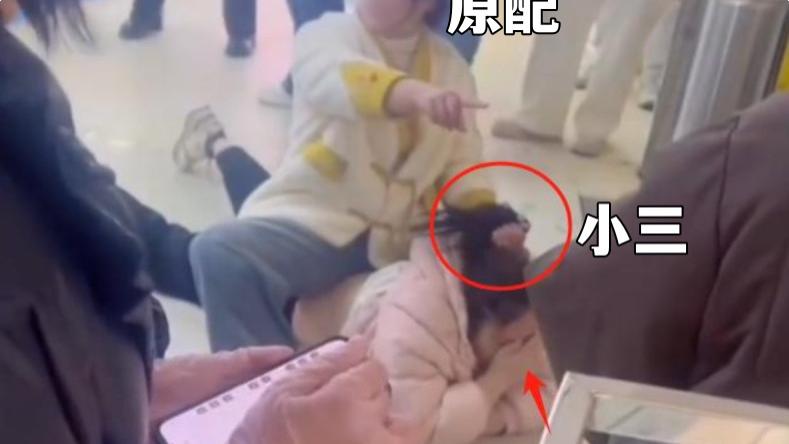 男子霸气护母打小三事件后续：知情者透露儿子被拘留，母亲心酸发声！