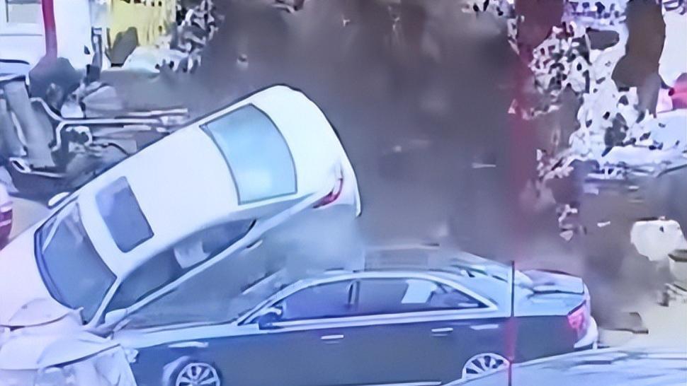 卖房子都不够赔！放炮的小孩哥全网出名了，估计得赔200万以上！