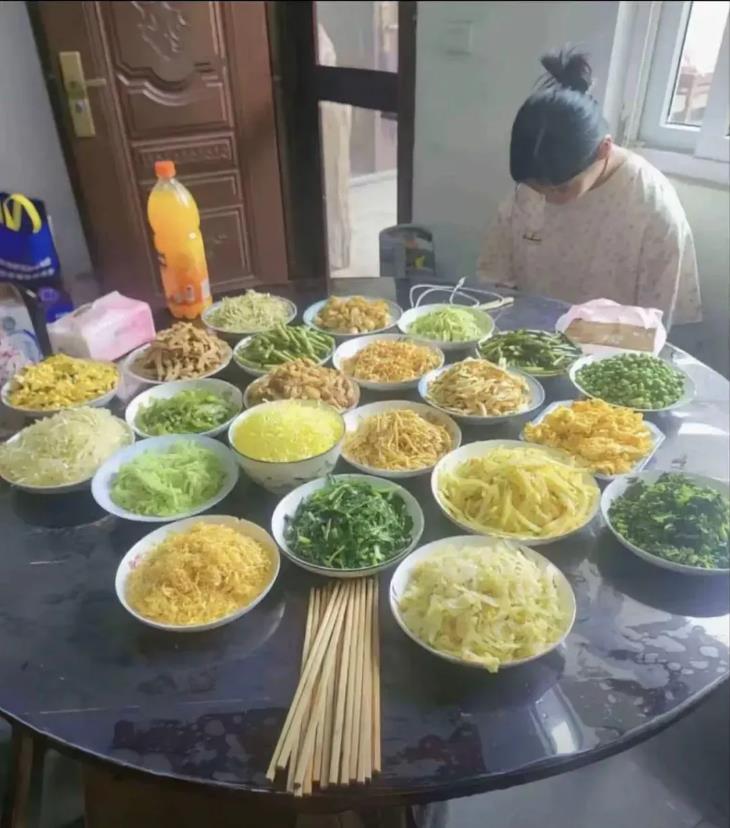 朋友带回老家了，父母做了这么一大桌子菜招待她，她好像不太高兴，她心里到底怎么想的