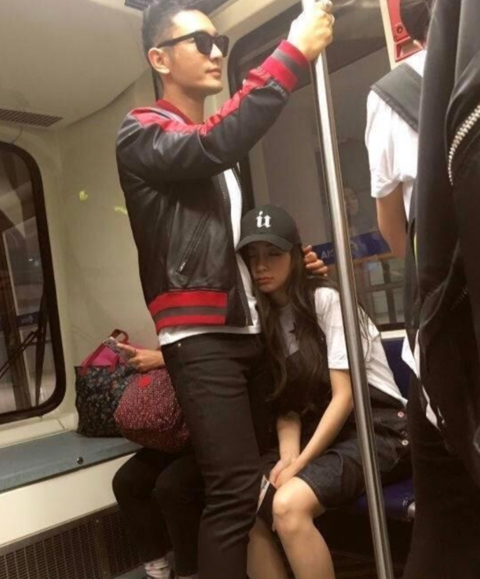 当年黄晓明和杨颖，被质疑摆拍