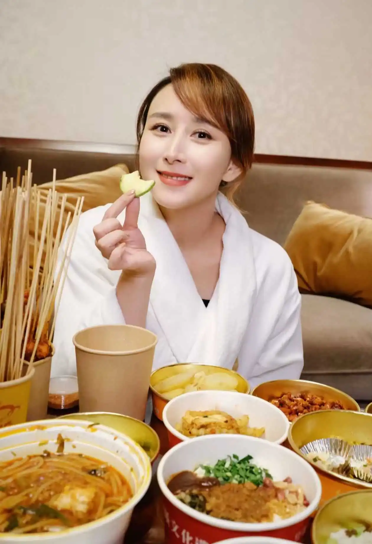 胡静不愧是云南人，虽是豪门阔太，却钟情云南小吃。