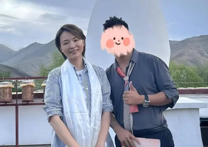 网友在拉萨巧遇董卿！
令人难以置信的是，她已经步入了51岁的芳龄，然而岁月似乎格