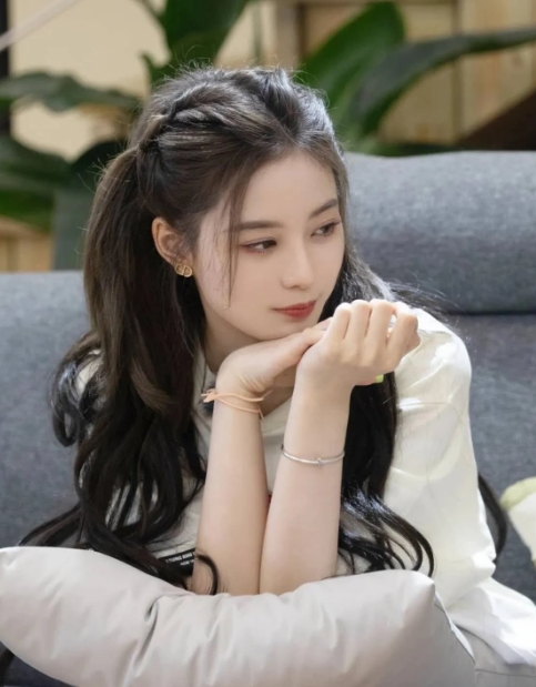 怪不得黄子韬眼里只有徐艺洋娱乐圈好看的女生有很多，黄子韬也不单单因为，徐艺洋漂亮