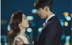 喜欢她十年，她只把我当舔狗，当我放弃她时，她却后悔了，说早就爱上了我