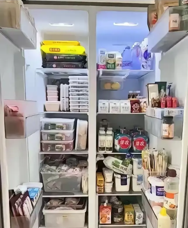 老一辈人的冰箱和新一辈人的冰箱，看着丰富了……