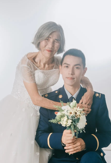 “我们拍婚纱照！”2020年，江西23岁帅气消防员携手85岁老人走进影楼，男子一