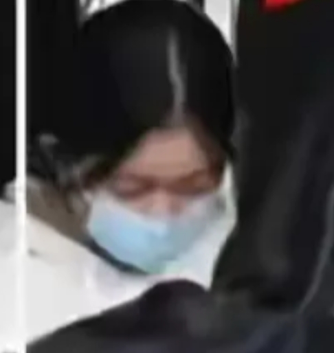 小玥儿这张抓拍的照片让无数人动容，这么小，仅仅十岁，亲生父亲没在的情况下，独自带