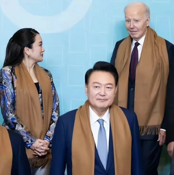 秘鲁APEC宴会上，泰国总理贝东丹偶遇拜登，嘴巴惊成O型，仿佛追星成功！

​1