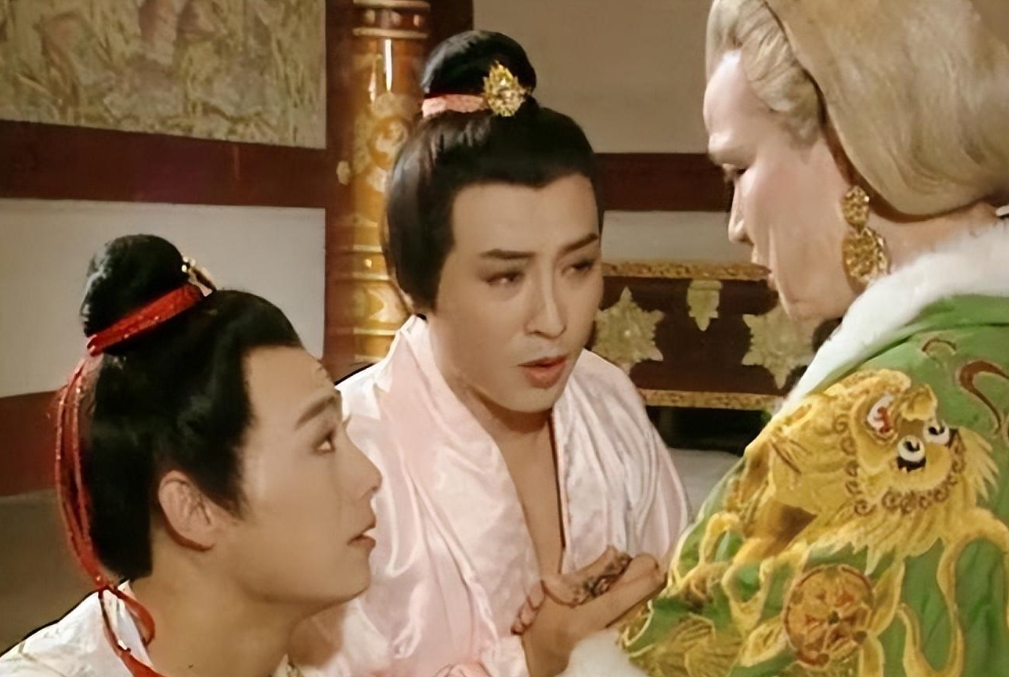 公元700年，张昌宗将77岁武则天折腾的筋疲力尽，彻底睡熟后，便小心翼翼掀开被子
