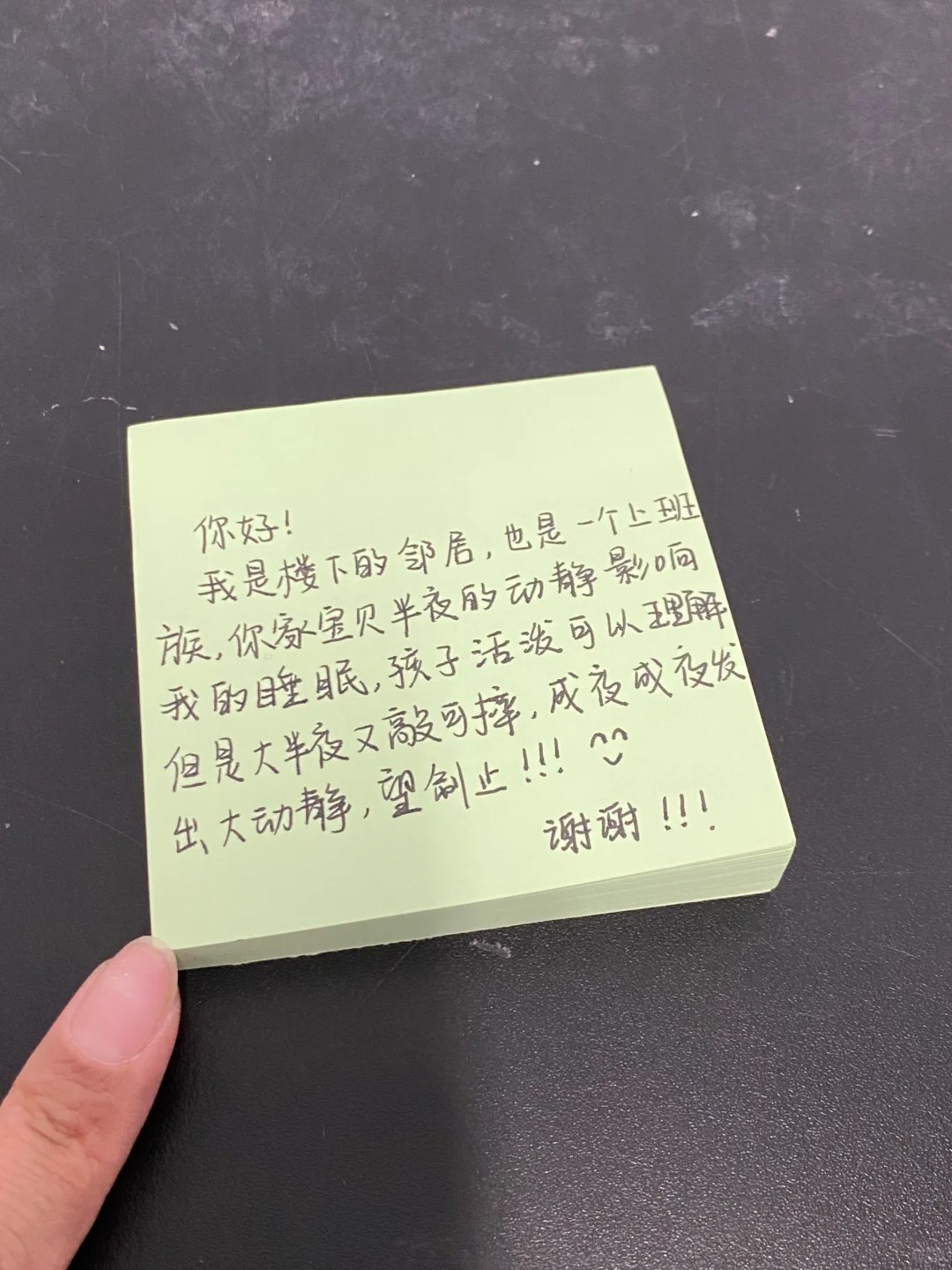 楼上孩子疯了怎么办！
每天半夜1点左右就开始摔东西，敲东西非常非常响我每次睡着了