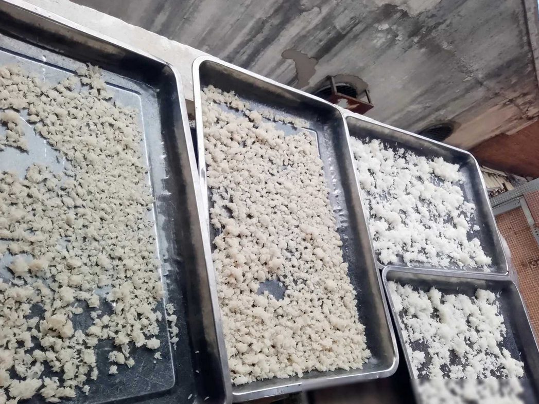 竟然发现邻居阿姨每天都晒剩饭！整整一年四季都是如此，越来越多，令人惊讶！我不禁好