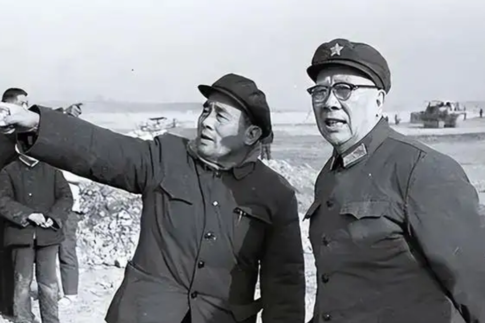 “我不就是现成的嘛！”参谋长让张双群给陈再道介绍对象，张双群一照镜子，扑哧一声笑