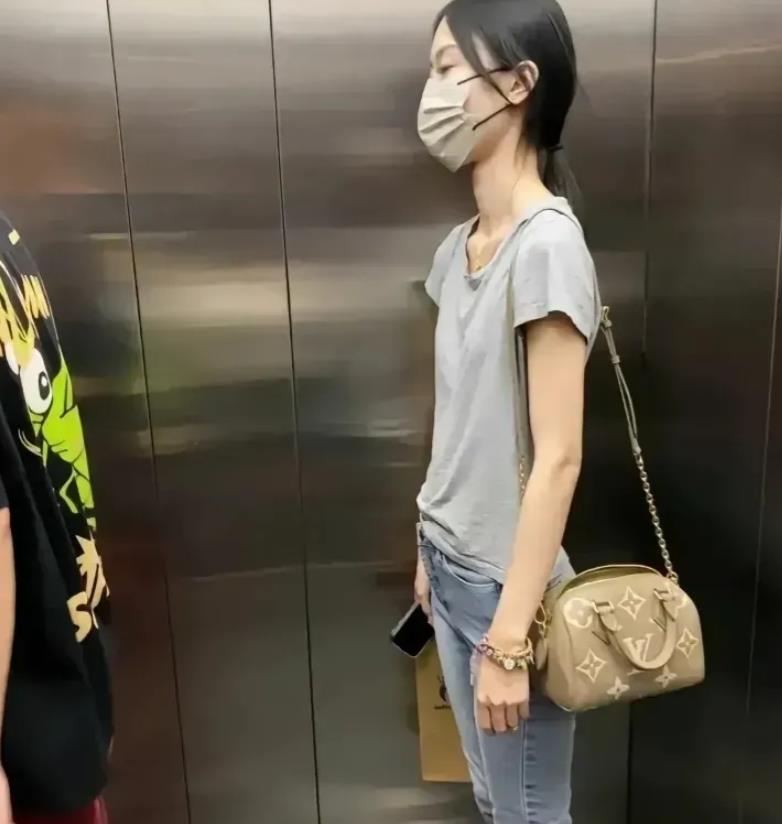 真羡慕！人瘦就是好呀！这么随意的穿搭都这么好看。