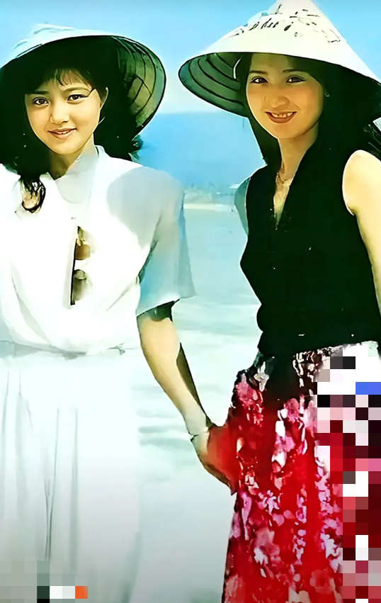 陈晓旭林妹妹和宝姐姐张莉在海边的合影，虽然她两个都不是最美的，但是她两都分别把《