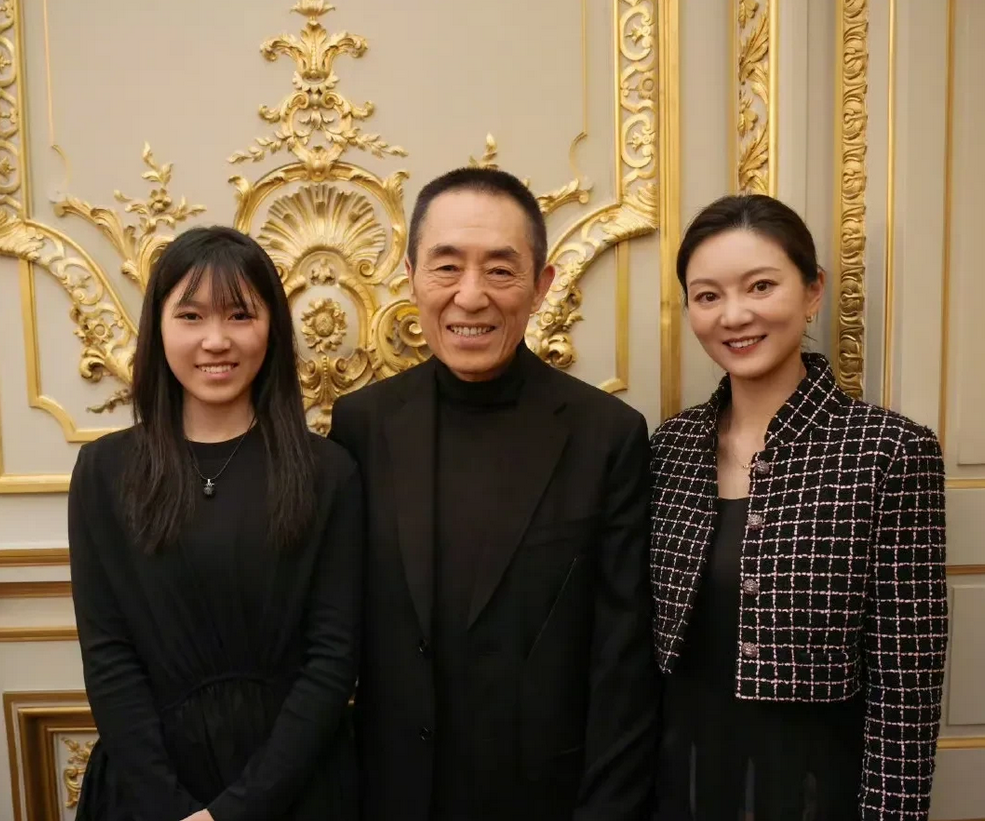 11月15日，巴黎名媛舞会官方发布了名媛入选名单，张艺谋的小女儿张壹娇入选了邀请