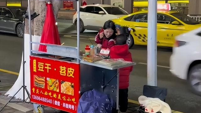 重庆女老板丈夫去世，给孩子治心脏摆地摊，陌生人蹭饭后捐款5万