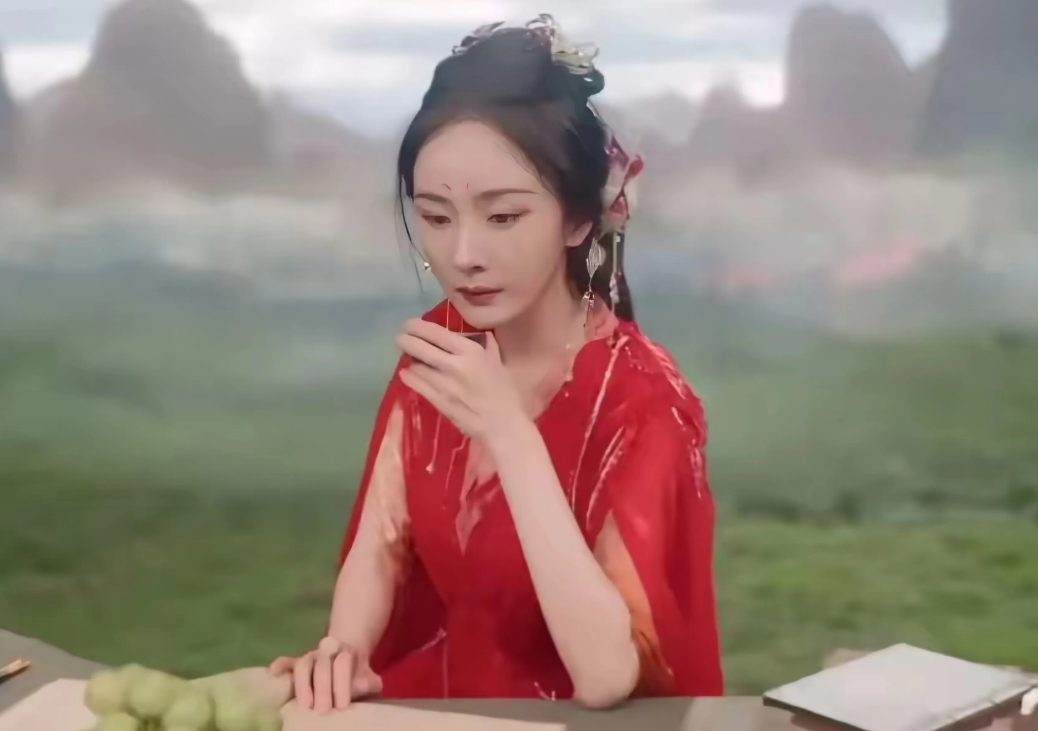 杨幂在《狐妖小红娘》里滤镜都开到头了，还是难掩老态，瘪着嘴说话好难受，眼角耷拉双