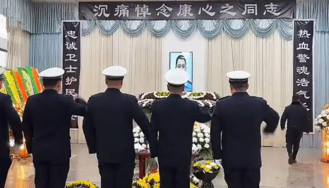 痛心！27岁辅警查酒驾被撞拖行致死，妻子现身追悼会，最后一条动态曝光