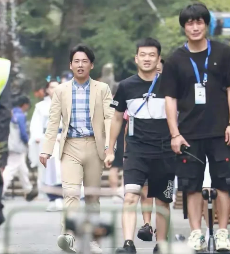 碰到了大明星
真的又矮又胖
他到底怎么火起来的
个子真的好小
颜值就是个路人
真