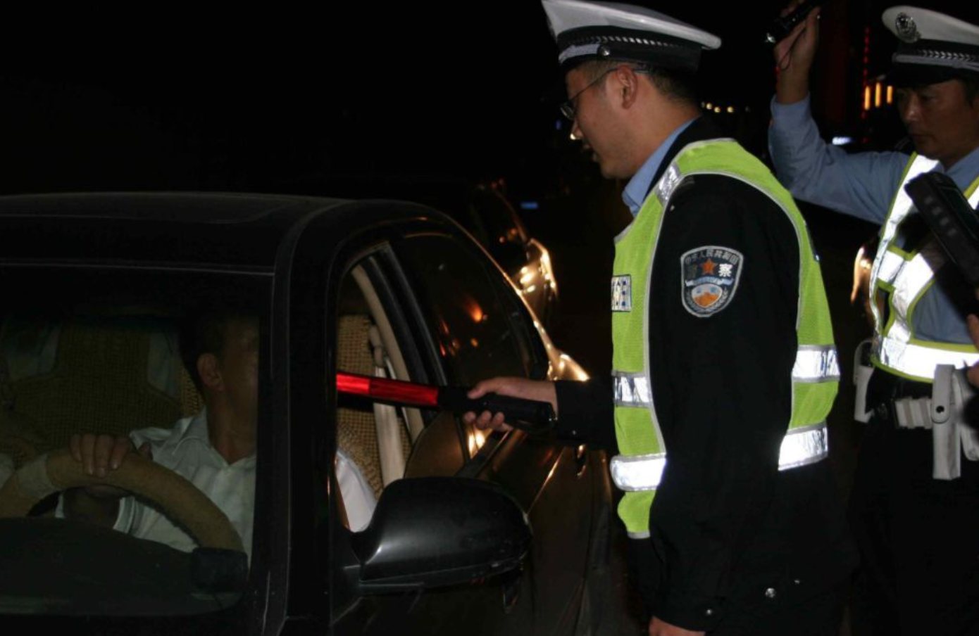 辽宁鞍山，一男子驾驶途中遇到交警查车，结果呼气检测为醉酒驾驶，随后被带去医院进行